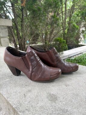 BareTraps Women's Brown Leather Ankle Boots